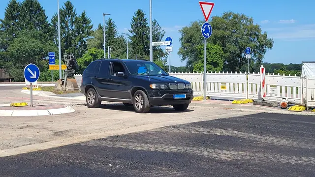 Die Einfahrt in die Todtglüsinger Straße vom Kreisverkehr aus ist gesperrt - frische Asphaltierungsarbeiten | Foto: sh