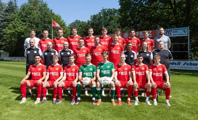 Das neu formierte Oberliga-Team des TSV Buchholz 08 mit (obere Reihe v.l.)  Manager Julian Kühn , Simon Keisef, David Mrozek, Benedikt Georgiou, Niklas Schulz, Patrick Böhmker, Samed Skrijeli, Mahmoud Haidar, Torben Rembacz, Physio Sven Clausen, sowie (mittlere Reihe v.l.):Trainer Marco Spangenberg, Co-Trainer Torben Bellmann, Co-Trainer Christoph Behrens, Ben Bachorz, Robin Tzinevrakis, Lukas Kremer, Torwarttrainer Baktasch Popal, Physio Leonie Petersen, Betreuer Yannik Bade und (vordere Reihe v.l.): Alexander Borck, John Cassel, Jakob Schulz, Tim Burgemeister, Michel Dorow, Leon Löffke, Phil Wyludda, Kilian Labott. Es fehlen: Milaim Buzhala, Arnaud Bosselmann, Jonas Fritz, Yekang Jin, Luca Heinbockel, Tizian Backhaus, Rico Stahl, Benjamin Brodehl, Luca Vollmert | Foto: ks