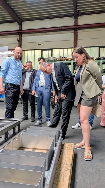 Der Minister schaut sich staunend die Schweißnähte an, die mit höchster Präzision gefertigt wurden | Foto: jd