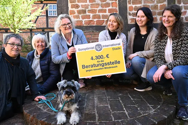 Symbolische Spendenübergabe mit Pastpräsidentin SI-Club Stade Petra Müller (li.) mit ihrem ausgebildeten Therapiehund Keks, Schatzmeisterin des Clubs Margret Andrich-Stich, Präsidentin 26/27 Barbara Wilms, Leiterin der Beratungsstelle Katarzyna Piotrowski, Mitarbeiterin Christina Beer und Fachbereichsleiterin für Bildung und Soziales der Hansestadt Stade Annette Müller-Borghardt | Foto: SI-Club Stade