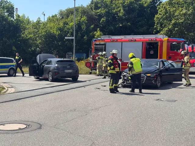 Zwei Pkw kollidieren auf dem Alten Postweg in Buxtehude: Die Feuerwehr rückt aus | Foto: T. Esch/ Feuerwehr Buxtehude