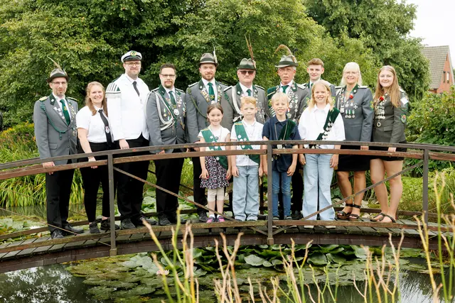 Der alte Hofstaat des Schützenvereins Eichel Wolfsbruch (hinten, v. li.): ehem. Präsident Frank Schlichting, Musikkönigin Jasmin Janzen, Musikkönig Maik Burwieck, Vereinsmeister Jungschützen und Adjutant des Jungschützenkönigs Marcel Funck, Vereinsmeister Schützen und Samtgemeindebestmann Sebastian Maul, Adjutant des Königs Wilfried Freudenthal, König Jonny Röndigs, Jungschützenkönig Felix Janzen, Vereinsmeisterin Damen Doris Tietje, Vereinsmeisterin Jungschützinnen und Adjutantin des Jungschützenkönigs Bele Hasselbusch sowie (vorne, v. li.): Prinzessin Anne Funck, Prinz Henner Funk, Kinderkönig Lukas Viehmann und Kinderkönigin Lea Sophie Viehmann | Foto: Schützenverein