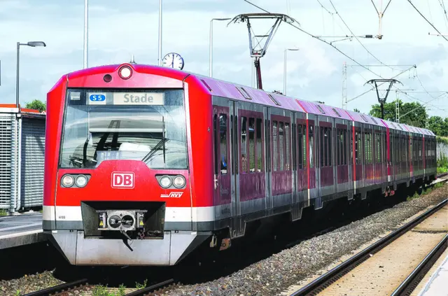 Nach dem mutmaßlichen Brandanschlag pendelt seit Dienstagmittag zumindest wieder die S5 zwischen Buxtehude und Stade | Foto: bc/msr