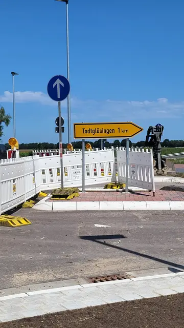 Nur für Baufahrzeuge wurde die Absperrung immer wieder geöffnet - sofort versuchten auch Autofahrer dort durch zu fahren | Foto: sh