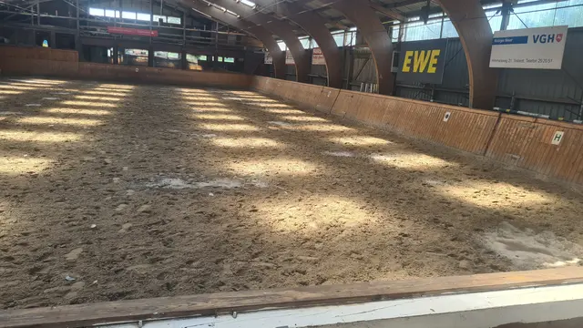 Scharkantige Kunststoffsplitter überall | Foto: Reitverein Tostedt