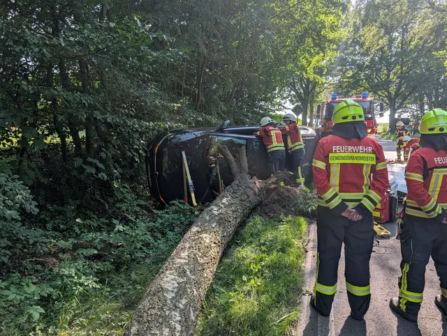 Die Feuerwehr befreite die 56-jährige Fahrerin aus ihrem PKW | Foto: Polizeiinspektion Stade