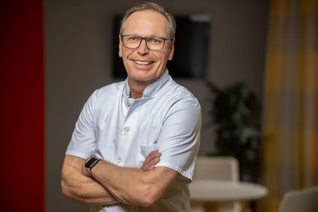 Dr. Michael Scheruhn blickt auf 35 Jahre engagierte Tätigkeit im Krankenhaus Buchholz zurück | Foto: Andreas Schmitt Photographie