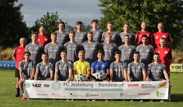 Das Team des FC Jesteburg-Bendestorf muss einige Neuzugänge integrieren, (hinten v.li.): Liga-Manager Jens Fuhrmann, Lennon Fuhrmann, Jannik Thees, Tristan Helmin, Johannes Kirchhof, Philip Kruse, Spielertrainer André Müller, Trainer Andreas Kühner und (mittlere Reihe v.li.): Dr. Knut Behle, Frerik Voskors, Hendrik Klumb, Maxi Pankow, Claas Brau, Jan Niklas Andresen, Anthony Maaß, Jonas Braun, Tim Dohnnke sowie (vorne v.li): Bennick Soares Mesquita, Anton von der Lieth,  Felix Dohnke, Finn Schulz, Louis Heese, Gabriel Moreno Aperribay, Bennet Kreizarek, Niklas Behle  | Foto: FC JeBe/Hübner