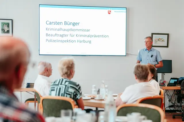 Carsten Bünger sensibilisiert mit seinem Vortrag beim DRK-Klönschnack die Besucher für das Thema Betrug am Telefon | Foto: Antje Wulf
