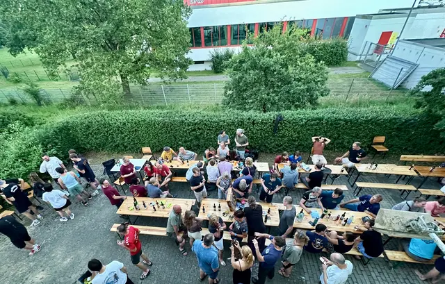 Inspektion des Pokal-Inhalts