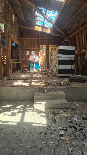 Auch das Dach der Lichtgasse war komplett zertrümmert | Foto: Reitverein Tostedt