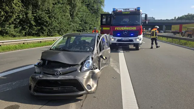 Die Feuerwehr Maschen leistete bei diesem Verkehrsunfall auf der A1 im Maschener Kreuz Hilfe | Foto: Jan Gräfe/FF Maschen