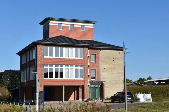 Der alte Kornspeicher am Hafen wurde vor einigen Jahren zu einem modernen Bürogebäude umgebaut | Foto: Hermann Isenberg