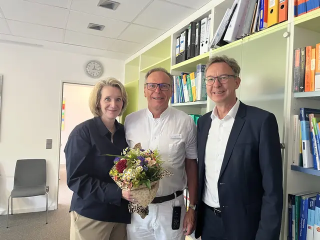 Die Geschäftsführung, Dr. Franziska von Breunig (li.) und Dr. Martin Meyer (re.), gratuliert dem ärztlichen Direktor und Chefarzt der Allgemein- und Viszeralchirurgie für seinen jahrzehntelangen Einsatz für die Krankenhäuser Buchholz und Winsen
 | Foto: Krankenhäuser Buchholz-Winsen