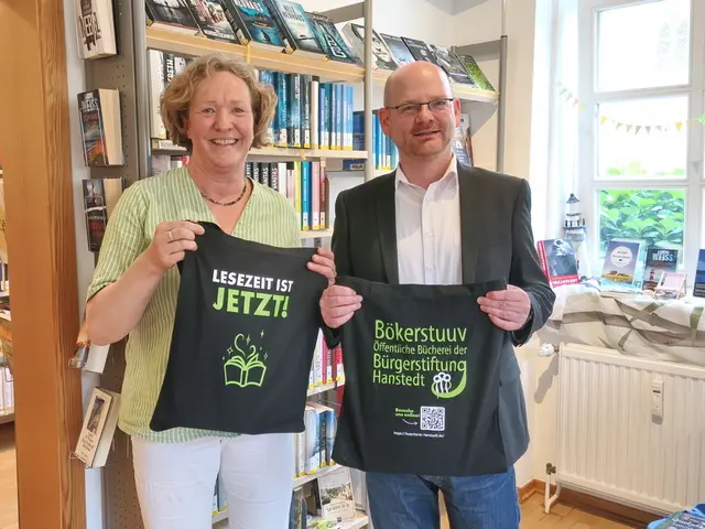 Büchereileiterin Christiane Dyck und Timo Böttcher von der Sparkasse Harburg-Buxtehude präsentieren die neuen Büchereitaschen | Foto: Ines Westphalen