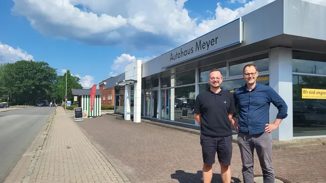 Das Autohaus Meyer richtet kurzfristig ein Hagelschadenzentrum ein: Serviceleiter Timo Homann (li.) koordiniert alles, rechts Geschäftsführer Arndt Weigel | Foto: sh