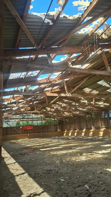 Der Hagel hat das Dach der Halle des Tostedter Reitvereins völlig zerstört | Foto: Reitverein Tostedt