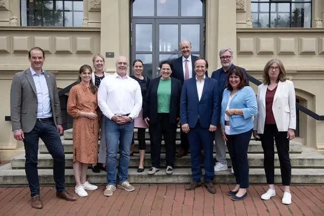 Europaministerin Melanie Walter (Mitte) zu Besuch bei der Hochschule 21 in Buxtehude | Foto: StK/Michael Löwa