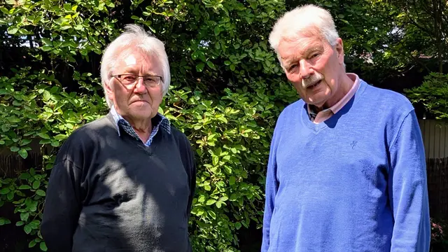Von links: Peter Homann sammelt seit Jahrzehnten Zeitzeugnisse rund um die Stöckter Dorfgeschichte und öffente für das WOCHENBLATT sein Archiv. Hermann Isenberg hielt auf Grundlage von Homanns Sammlungen Vorträge über Stöckte in früheren Zeiten. | Foto: Jan Filter