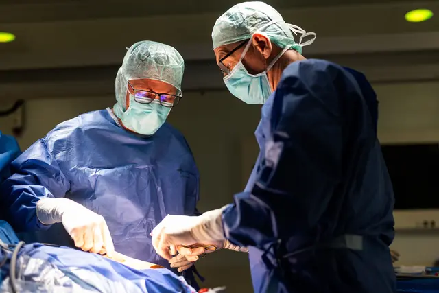 Im Operationssaal: Dr. Scheruhn, ärztlicher Direktor und Chefarzt der Abteilung Allgemein- und Viszeralchirurgie, mit Oliver König, leitender Oberarzt der Allgemein- und Viszeralchirurgie
 | Foto: Andreas Schmitt Photographie 