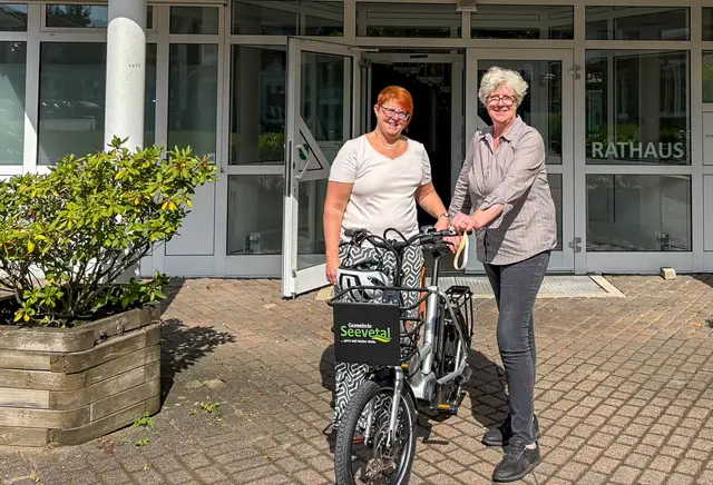 Stephanie Bock von der Gemeinde Seevetal weist Bürgermeisterin Emily Weede in das neue Dienst-E-Bike ein | Foto: Gemeinde Seevetal
