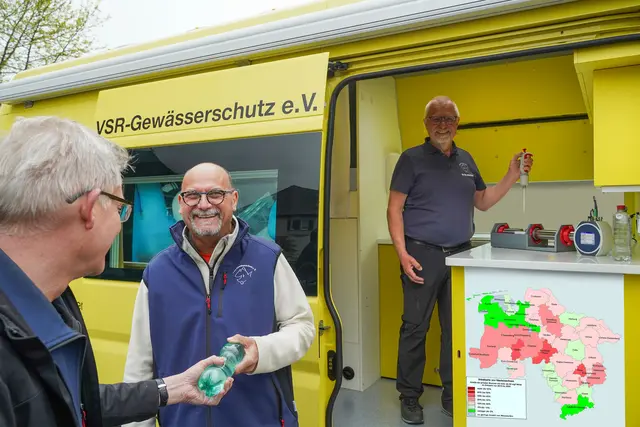 Frank Hage und Harald Guelzow beraten einen Brunnenbesitzer | Foto: Ruben Wiltsch