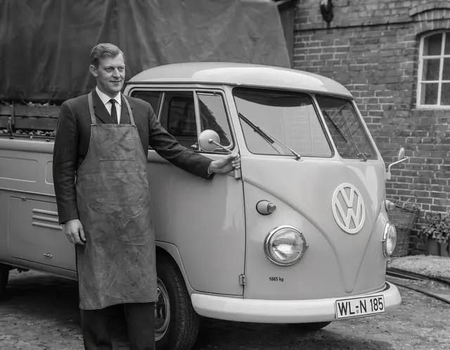 Karl Ehlers bringt mit seinem VW-Transporter seine Erzeugnisse zum Markt. Man beachte den feinen Anzug unter der Schürze.  | Foto: Archiv Peter Homann