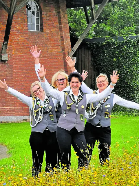 Damenkönigin Rhea Gronholz mit ihren Adjutantinnen Bianca Ruschmeyer, Andrea Koops und Kerstin Stemmann | Foto: Schützenverein Kampen