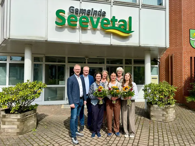 Von links: Lars Griese (Leitung Kaufmännische Gebäudewirtschaft), Mike Wille (Allgemeiner Verwaltungsvertreter Gemeinde Seevetal), Jamie Stahlberg , Susanne Richter (Leitung Liegenschaftsabteilung), Miriam Pahl, Seevetals Bürgermeisterin Emily Weede, Luisa Albermann | Foto: Gemeinde Seevetal