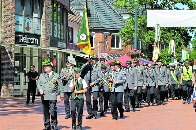 Die Vereine marschierten durch die Buchholzer Innenstadt | Foto: André Welle
