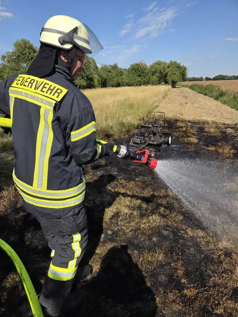 Die Feuerwehren Oederquart, Krummendeich, Freiburg, Balje und Balje-Hörne hatten die Flammen schnell unter Kontrolle | Foto: Feuerwehr Nordkehdingen