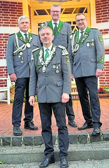 Die Vizekönigscrew: Wolfgang Merkens (v. li.), Vizekönig Thorsten Matthies "Cornies kuhler Euteringenieur", Volker Rettkowski sowie Reinhard Koops | Foto: Schützenverein Kampen