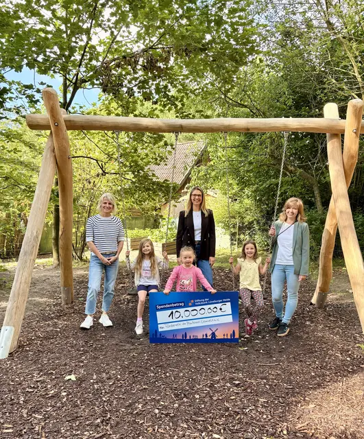  Kitaleiterin Corinna Jentz (li.) freut sich gemeinsam mit der Vorstandsvorsitzenden des Fördervereins Janet Gleisberg und den Montessori-Kindern Hanna, Karlotta und Leni über den symbolischen Scheck, den sie von Stiftungsvorständin Martina Stehr entgegennimmt | Foto: Volksbank