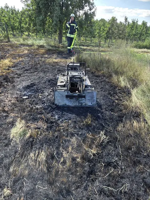 Ein Rasenmäher-Traktor hatte in Oederquart einen großen Flächenbrand ausgelöst | Foto: Feuerwehr Nordkehdingen
