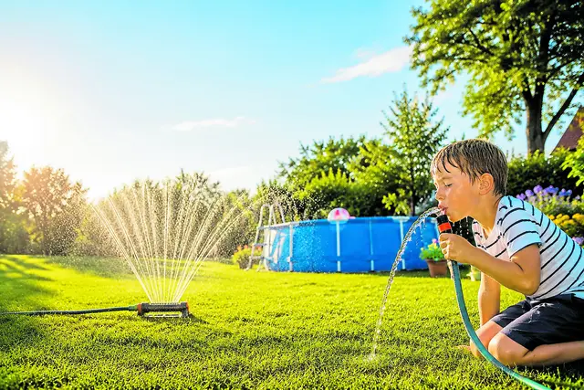 Trinkwasser sollte nicht verschwendet werden, z.B. mit Rasenbewässerung oder in großen Gartenpools | Foto: KI-generiert