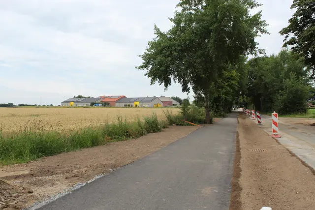 Am Ende des Wegs ist bereits die "Blino"-Grundschule zu sehen | Foto: sb