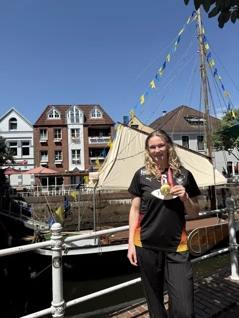 Aida Mittag strahlt mit der Goldmedaille um die Wette: Die Buxtehuder Handballerin feierte mit der deutschen U20-Nationalmannschaft in China den Gewinn der Weltmeisterschaft | Foto: Timm Hubert