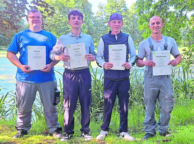 Erfolgreicher Nachwuchs für die Betriebe der Aquakultur und der Binnenfischerei (v.li.): Patrick Stitz (Fischerei Dieter Stitz, Modautal/Kreis Darmstadt-Dieburg), Emil Polonski (Heidefisch, Wietzendorf/Heidekreis), Julius Bührmann (Nordhauser Mühle, Ostercappeln/Kreis Osnabrück) und Leon Hecht (Fischzucht Neumann, Moisburg/Kreis Harburg) haben im Unternehmen Aschauteiche in Eschede (Kreis Celle) erfolgreich die Abschlussprüfung im Beruf Fischwirt/-in abgelegt. Leon Hecht (re.) aus dem Betrieb im Kreis Harburg hat die Prüfung mit der Bestnote „sehr gut" abgeschlossen
 | Foto: Feichtinger/Landwirtschaftskammer Niedersachsen