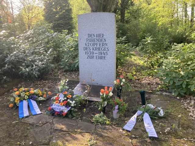 Dieser Gedenkstein erinnert an die Opfer. Dass es sich überwiegend um polnische und russische Zwangsarbeiter handelt, wird nicht erwähnt | Foto: Michael Quelle