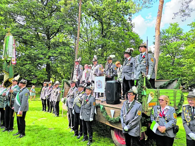 Das Antreten im Stadtpark für die Proklamation | Foto: Verein