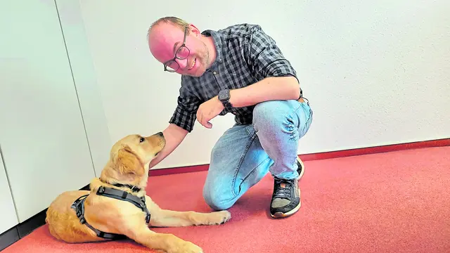Hendrik Hauschild mit seinem Golden Retriever Floki, der ihn täglich ins Büro begleitet | Foto: sh