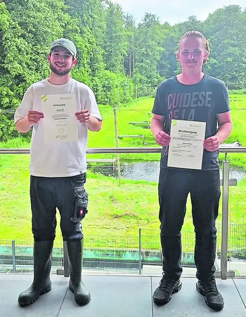 Telmo Wolff (links, Thünen-Institut, Bremerhaven) und Benjamin Meißner (Aller Aqua Research, Büsum/Kreis Dithmarschen) haben auf dem Versuchsgut der Universität Göttingen in Relliehausen (Stadt Dassel/Kreis Northeim) erfolgreich die Abschlussprüfung im Beruf Fischwirt/-in abgelegt | Foto: Feichtinger/Landwirtschaftskammer Niedersachsen