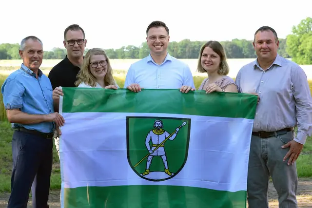 Die Mitglieder der Bürgerliste Garstedt mit dem Gemeindewappen (v. li.): Reiner Wilhus, Knut Marquardt, Julia Wegener, Danny Kähler, Melanie Brose und Alexander Fischer | Foto: BLG