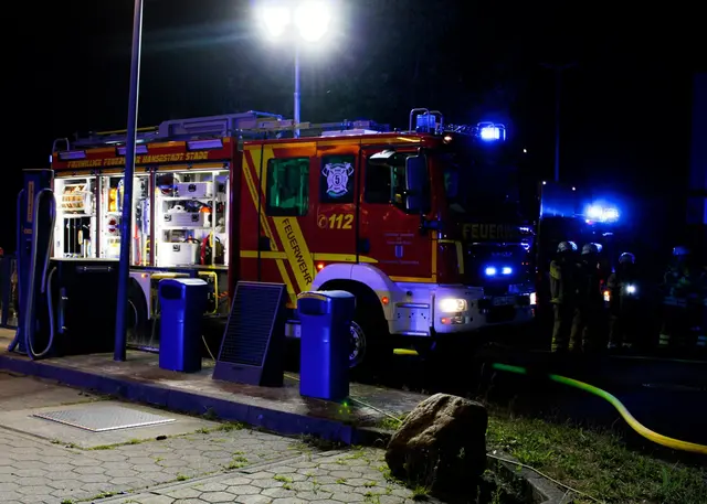  Die Feuerwehr war mit etwa 60 Einsatzkräften vor Ort | Foto: Feuerwehr Stade