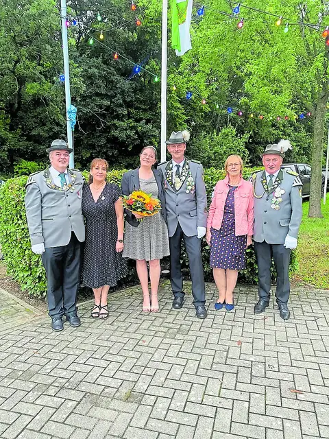 Bernd "der Perfektionist" mit Königin Melanie (Mi.) sowie Adjutanten Peter und Yvonne Weseloh (li.) und Bernd und Anke Stemmann  | Foto: Verein