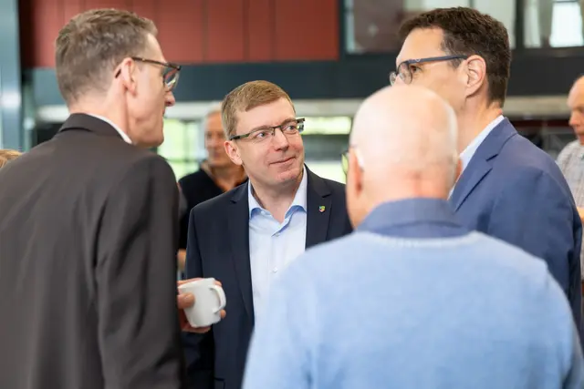 Bürgermeisterkandidat Dirk Hirsch im informiert sich über die aktuelle Situation sowie die Herausforderungen der Unternehmen. | Foto: Thomas Ix