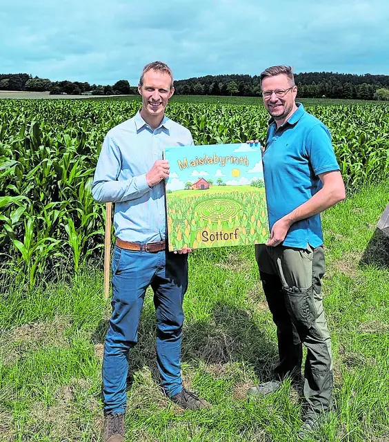 Ole Swars (li.) und Andreas Renck, die Initiatoren des  Maislabyrinths in Sottorf | Foto: Maislabyrinth