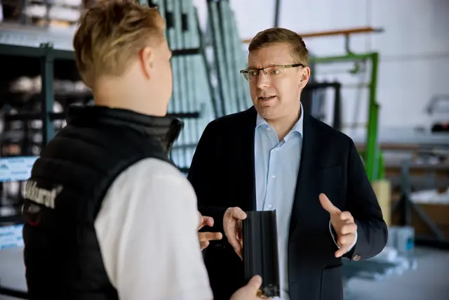 Besuch bei Akkurat Glas- und Fensterbau GmbH, Max Spehr mit Dirk Hirsch | Foto: Markus Schwarze