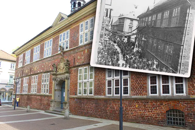 Die Fensterrahmen des Stade Rathauses sollen eine neue Farbe erhalten. Das Weiß verschwindet. Es entspricht nicht den historischen Vorlagen, wie das Foto aus der Zeit um 1900 belegt | Foto: sb / Stadtarchiv