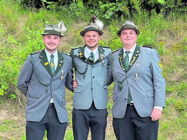 Der Jungschützenkönig Jannik Schneider (Mitte) mit seinen Adjutanten Mika Sander (li.) und Moritz Meyer  | Foto: Verein